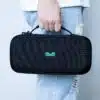 Image montrant l'étui officiel AYA NEO porté par une personne