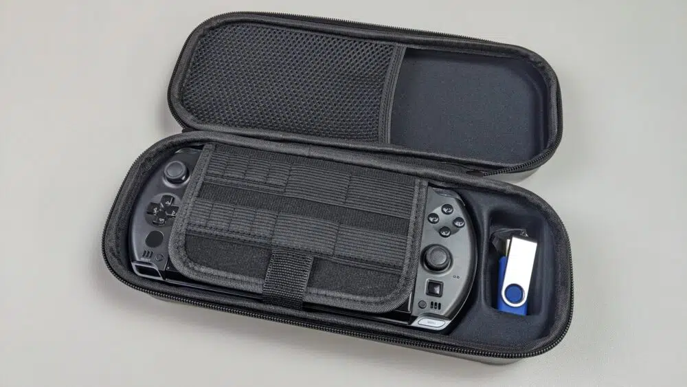 GPD WIN 4 officiële hoes met GPD WIN 4 binnenin en USB-stick