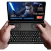 GPD WIN Mini 2024: Potente PC da gaming portatile con schermo touch FHD da 7" a 120Hz VRR. Dotato di CPU AMD Ryzen 7 8840U, GPU Radeon 780M, 32GB di RAM, 2TB di storage NVMe. Design compatto a conchiglia con tastiera completa e controlli di gioco. Connettività versatile inclusi Wi-Fi 6E e Bluetooth 5.2. Esegue Windows 11 Home. Branding DROIX visibile. Il fattore di forma compatto offre portabilità e potenza per gaming e produttività in movimento.