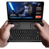 GPD WIN Mini 2024: Krachtige handheld gaming-pc met 7" FHD 120Hz VRR-scherm. Voorzien van AMD Ryzen 7 8840U, 32 GB RAM, 512 GB NVMe-opslag. Clamshell-ontwerp combineert volledig QWERTY-toetsenbord met gamingbediening, inclusief dubbele joysticks en knoppen. Compacte vormfactor ligt prettig in de hand. Scherm toont gamepersonage met gloeiend zwaard, met levendige graphics. Zichtbare specificaties: 7" scherm, 120Hz VRR, Ryzen 7 8840U, 32GB RAM, 512GB opslag. "HANDHELD PC - CLAMSHELL" benadrukt. Logo's van AMD Ryzen en Radeon aanwezig. Apparaat biedt draagbare gaming en productiviteit in één, en overbrugt de kloof tussen handheld console en mini-laptop.