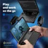 PC da gaming portatile DROIX: Dispositivo Windows 11 versatile per giocare e lavorare in movimento. Presenta design a conchiglia con touchscreen da 7", tastiera completa e controlli di gioco. Funzionalità dual-mode mostrata - codifica sullo schermo superiore, gioco FPS su quello inferiore. Impugnature staccabili per maggiore comfort di gioco. Fattore di forma compatto ideale per produttività e gaming portatili. *Nota: Impugnature vendute separatamente.