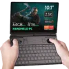 GPD WIN MAX 2 2024 Gaming Handheld PC tenuto in mano mentre si gioca a The Witcher