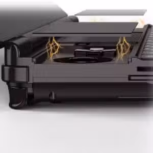 Slika prijenosnog računala za igranje GPD Win Max 2 (2024.), koja prikazuje njegove ugrađene magnetske poklopce. Pogled izbliza ilustrira elegantan dizajn i jednostavnost korištenja, s magnetskim poklopcima koji besprijekorno štite priključke i komponente uređaja kada se ne koriste. 