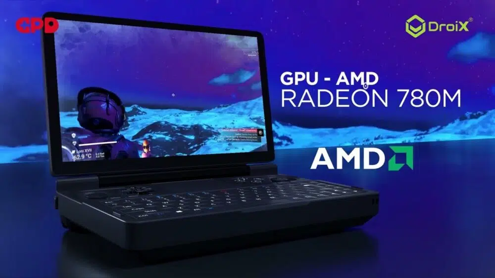 GPD WIN Mini 2024: Kompakts rokas spēļu dators, kas demonstrēts atvērtā gliemežnīcas pozīcijā uz koši violetā un zilā fona. Ierīces 7 collu displejā ir attēlota futūristiska spēles aina ar tēlu sniegotā ainavā. Zem ekrāna ir redzama pilna QWERTY tastatūra, uzsverot tās divkāršo funkcionalitāti, kas paredzēta spēlēm un produktivitātei. Teksta pārklājums uzsver "GPU - AMD RADEON 780M" un ietver AMD logotipu. GPD un DroiX logotipi ir skaidri redzami. Attēlā apvienota reālas aparatūras prezentācija ar stilizētiem grafiskiem elementiem, uzsverot ierīces jaudīgās GPU iespējas. Elegantais melnais korpuss kontrastē ar krāsaino ekrāna saturu un fonu, uzsverot pārnēsājamības un augstas veiktspējas spēļu apvienojumu. Šis vizuālais attēlojums liecina par augstākās klases spēļu pieredzi kompaktā formātā, kas ir saistošs entuziastiem, kuri meklē galddatora klases grafikas iespējas portatīvajā ierīcē.