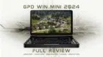 GPD WIN Mini 2024: PC portatile da gaming compatto mostrato in posizione aperta a conchiglia. Display ad alta risoluzione da 7 pollici con una vivace vista aerea di un villaggio rurale con case tradizionali e lussureggiante vegetazione. Tastiera QWERTY completa visibile sotto lo schermo, che indica la doppia funzionalità per gaming e produttività. Dispositivo circondato da motivi stilizzati di circuiti stampati, enfatizzando le sue capacità tecnologiche. Sovrimpressione di testo che recita "GPD WIN MINI 2024" in alto e "RECENSIONE COMPLETA" in basso, con sottotesto che elenca "UNBOXING - PANORAMICA - BENCHMARK - GIOCHI - EMULATORI". L'immagine combina la presentazione dell'hardware reale con elementi grafici, suggerendo una recensione completa delle capacità del dispositivo in vari casi d'uso. Il telaio nero contrasta con il contenuto colorato dello schermo, evidenziando il design elegante e la portabilità del dispositivo mentre promette prestazioni potenti per il gaming e oltre.