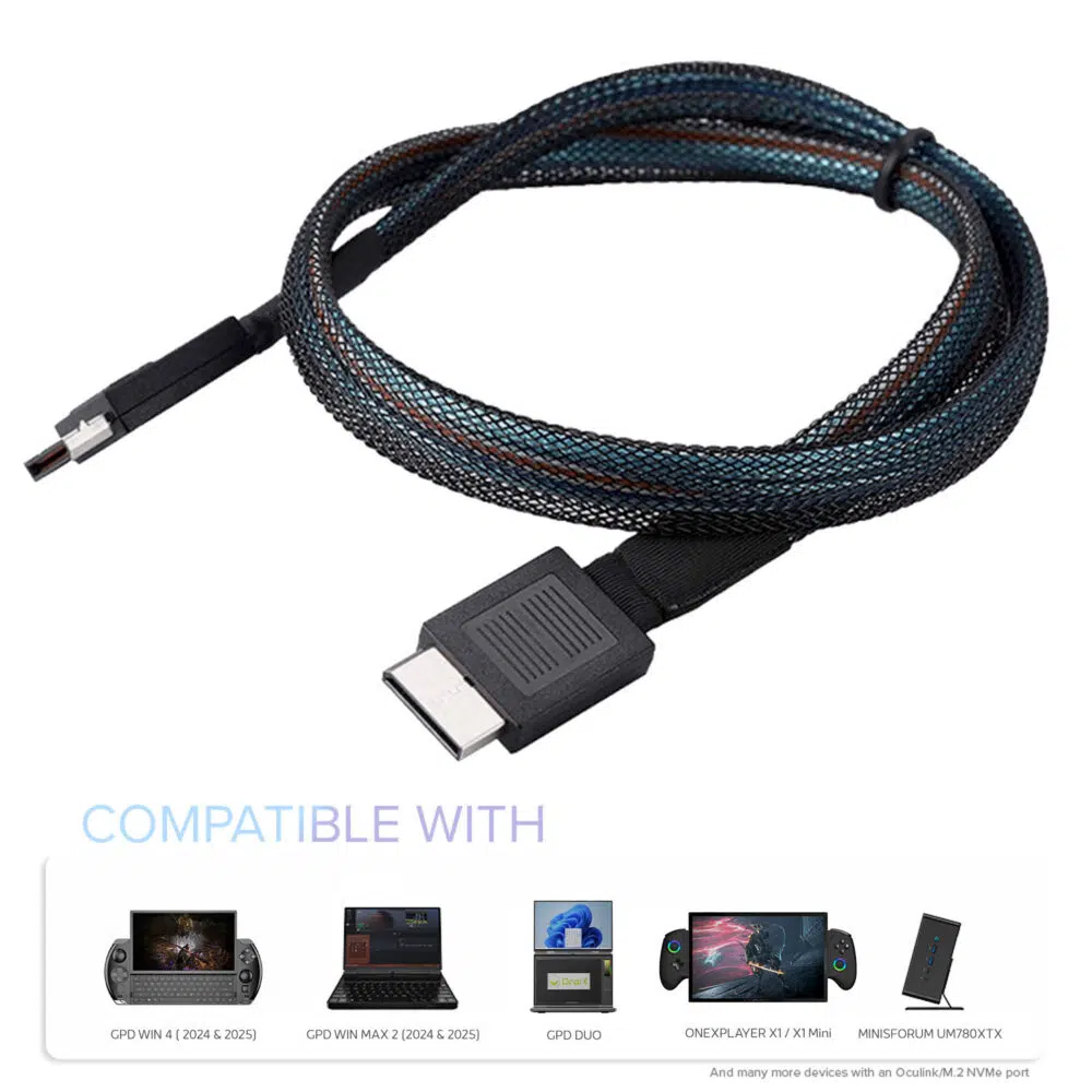 Immagine che mostra il cavo OCuLink per ONEXPLAYER con un design intrecciato resistente e connettori a entrambe le estremità. Sotto, c'è una sezione di compatibilità che mostra i dispositivi supportati, inclusi GPD WIN 4 (2024 & 2025), GPD WIN MAX 2 (2024 & 2025), GPD DUO, ONEXPLAYER X1/X1 Mini, e MINISFORUM UM780XTX, insieme a una nota che menziona la compatibilità con altri dispositivi dotati di porte OCuLink/M.2 NVMe