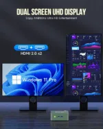GMKtec mini-PC koblet til to HD-skjermer, noe som viser at den kan støtte flere skjermer samtidig. Oppsettet omfatter en elegant, kompakt, svart mini-PC-enhet med HDMI-porter som brukes til å koble til to HD-skjermer som viser levende og skarpe bilder.