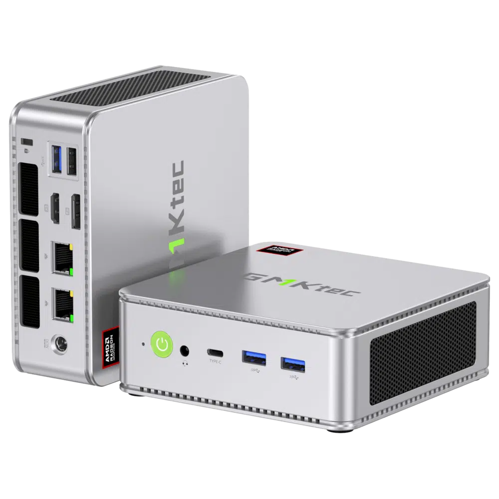 Pildil on kujutatud GMKTEC NUBOX K8 Mini PC stiilse hõbedase viimistlusega, mis näitab selle elegantset ja moodsat disaini. Hõbedane värvus lisab seadmele elegantsi. GMKTECi logo on peenelt kujutatud ülemisel pinnal. Üldiselt toob pilt esile GMKTEC NUBOX K8 Mini PC hõbedase värvi elegantse ja minimalistliku esteetika.