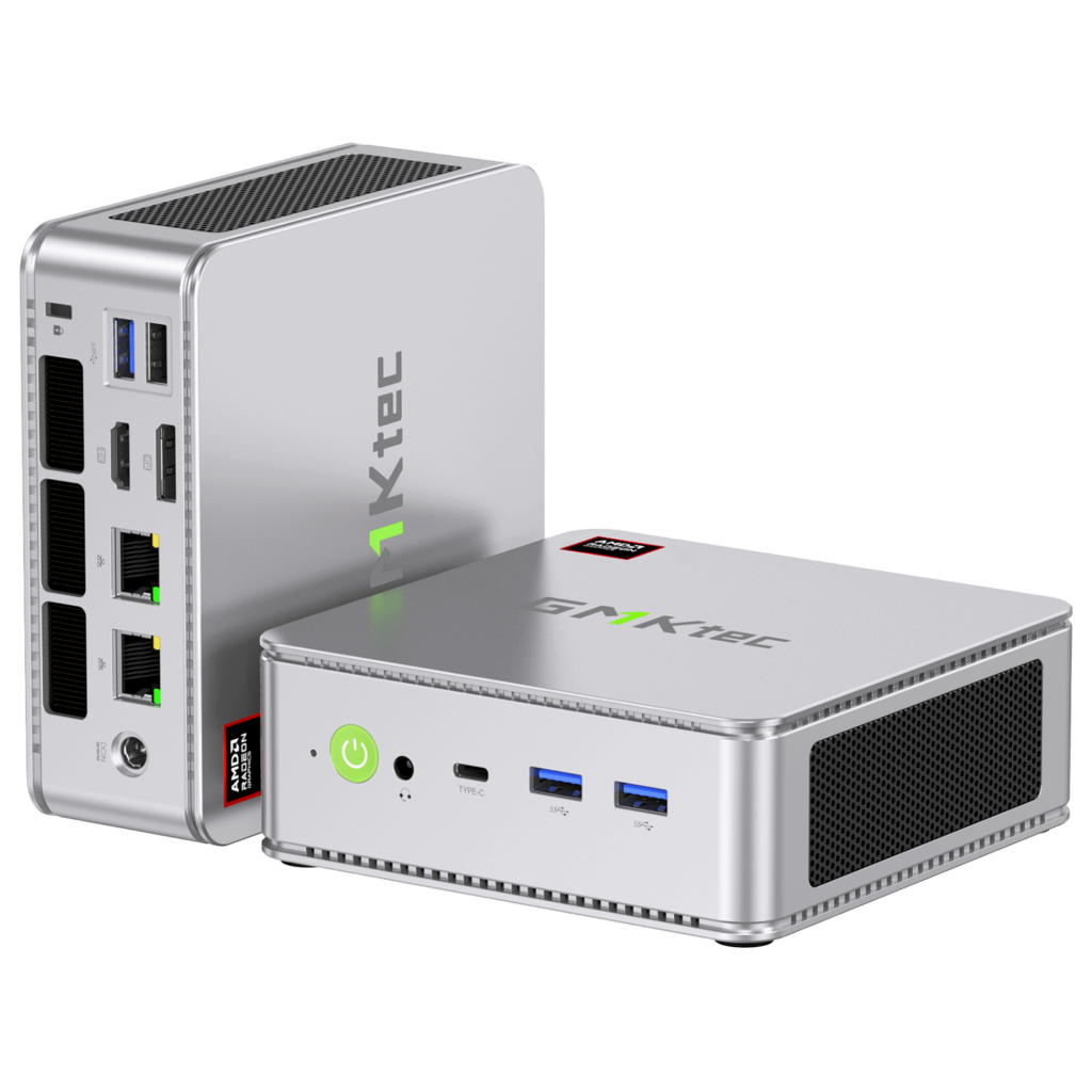 Pildil on kujutatud GMKTEC NUBOX K8 Mini PC stiilse hõbedase viimistlusega, mis näitab selle elegantset ja moodsat disaini. Hõbedane värvus lisab seadmele elegantsi. GMKTECi logo on peenelt kujutatud ülemisel pinnal. Üldiselt toob pilt esile GMKTEC NUBOX K8 Mini PC hõbedase värvi elegantse ja minimalistliku esteetika.