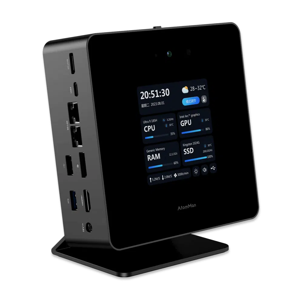 Forsiden af Minisforum AtomMan X7 Ti, der har et slankt, moderne design. Enheden har flere porte som USB, HDMI og Ethernet. Den er designet til høj ydeevne med avancerede kølesystemer, der sikrer effektiv og støjsvag drift.