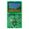 Vista frontale di RG35XXSP in verde trasparente: Un primo piano del dispositivo di gioco portatile RG35XXSP in una scocca verde trasparente, che mostra un gioco retrò sullo schermo. Il D-pad, i pulsanti e i componenti del circuito interno sono visibili attraverso la custodia, conferendogli un aspetto elegante e trasparente.