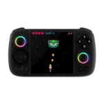 Az Anbernic RG Cube kézi játékkonzol előlapi renderelése fekete színben. A készülék elegáns, fekete, matt felületű, minimalista és modern kialakítását hangsúlyozó fekete kivitelben pompázik. A fekete felülettel éles kontrasztot alkotnak a fehér gombok és kezelőelemek, köztük a középre helyezett képernyő és a különböző funkcionális gombok. Ez a nézet kiemeli az Anbernic RG Cube kompakt és ergonomikus formáját, amely visszafogott, mégis stílusos megjelenésével vonzó a játékosok számára.   