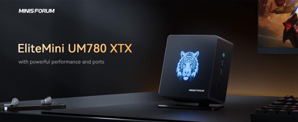Minisforum UM780XTX Mini dators ar elegantu melnu dizainu, kas aprīkots ar jaudīgu AMD Ryzen 9 procesoru. Ierīcei ir vairākas savienojamības pieslēgvietas, tostarp USB, HDMI un Ethernet, uzsverot tās augsto veiktspēju un daudzveidīgās savienojamības iespējas. Tā ir attēlota uz modernas galda iekārtas, uzsverot tās kompaktos izmērus un piemērotību jaudīgam, vietu taupošam skaitļošanas risinājumam.