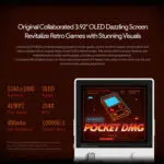 Az AYANEO Pocket DMG marketingképe, amely a 3,92 hüvelykes OLED képernyőt mutatja be 1240x1080 felbontással, 419 PPI-vel, 450 nits csúcsfényerővel és 100000:1 kontrasztaránnyal. A képen a készülék retro stílusú grafikája látható, és kiemeli, hogy a készülék lenyűgöző látványvilággal képes feleleveníteni a retro játékokat. 