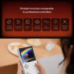 Az AYANEO Pocket DMG számos, a professzionális kontrollerekhez hasonló funkcióját bemutató infografika. A funkciók közé tartozik a nagy pontosságú joystick, az állítható érzékenység, a nulla energia készenléti állapot, a giroszkópos célzás, a button burst funkció, az A-B-X-Y billentyűérték-csere és az állítható motorrezgés intenzitása. Alul egy kéz tartja a fehér eszközt, amelyen egy színes játékképernyő jelenik meg.  