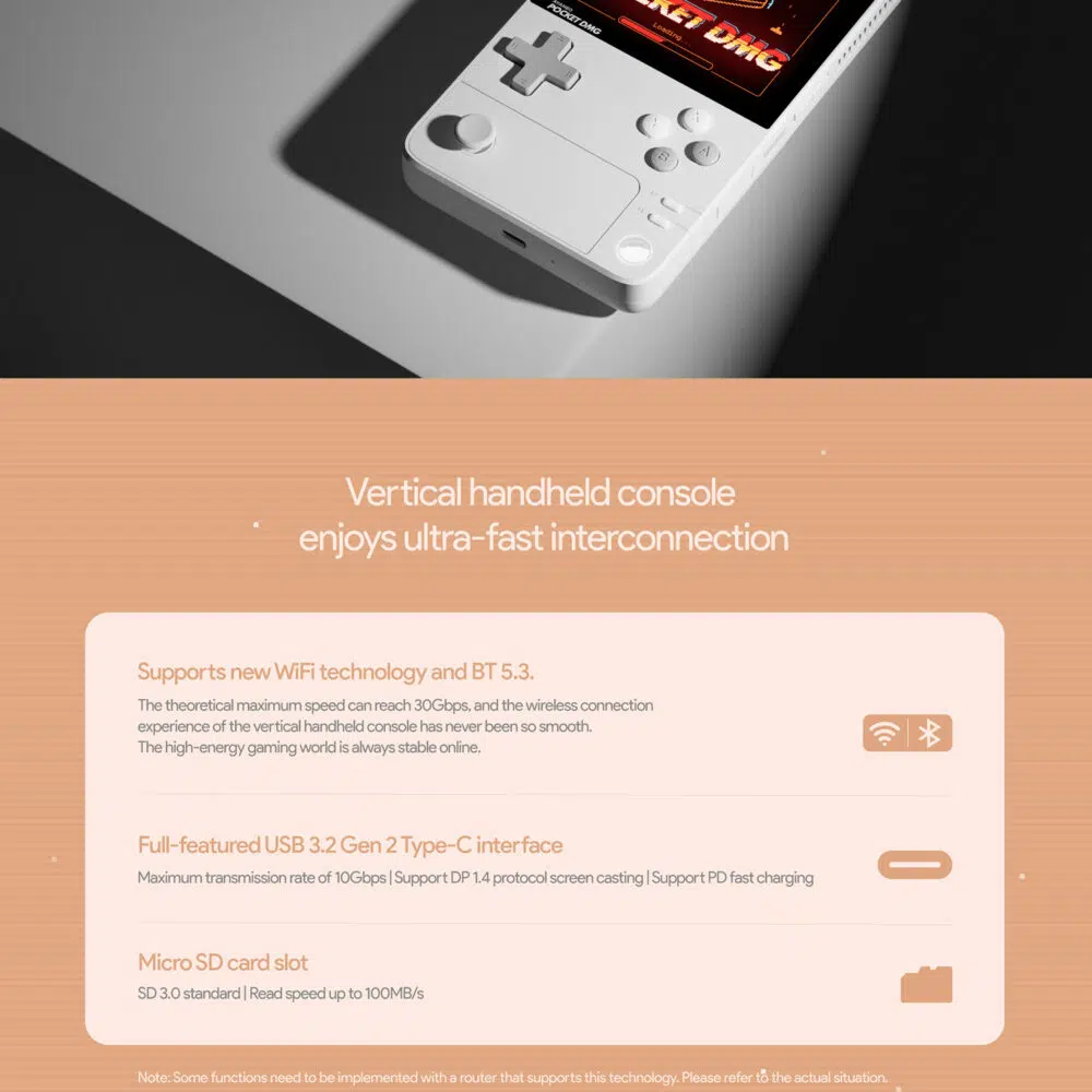 Gros plan sur le modèle blanc de l'AYANEO Pocket DMG, mettant en valeur ses boutons et son design. En dessous, des informations sur ses fonctionnalités de connectivité sont affichées, notamment la prise en charge de la nouvelle technologie Wifi et du BT 5.3, l'interface USB 3.2 Gen 2 Type-C et un emplacement pour carte Micro SD avec des vitesses de lecture allant jusqu'à 100 Mo/s.