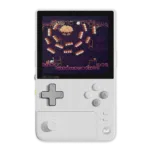 Az AYANEO Pocket DMG előlapja Moon White színben, kiemelve a függőleges kézi elrendezést, az élénk 3,92 hüvelykes OLED képernyőt, a vezérlőgombokat és az analóg joystickot.