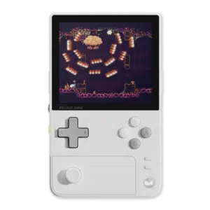 Etukuva AYANEO Pocket DMG:stä Moon White -värissä, jossa korostuu sen pystysuuntainen käsikonsolin ulkoasu, elävä 3,92-tuumainen OLED -näyttö, ohjauspainikkeet ja analoginen joystick.