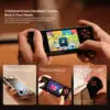 Tre bilder på AYANEO Pocket Micro i handen, som visar dess kompakta storlek och retroinspirerade design. Texten beskriver den som en "handhållen konsol från barndomens dröm" med funktioner som förbättrat grepp, dubbla joysticks och spelmöjligheter när du är på språng. Enhetens mått anges till 156 x 63 x 18 mm och den väger 233 g.