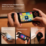 Tre immagini del AYANEO Pocket Micro tenuto in mano, che mostrano le sue dimensioni compatte e il design ispirato al retrò. Il testo lo descrive come una "Console portatile da sogno dell'infanzia" con funzionalità come impugnatura migliorata, layout a doppio joystick e capacità di gioco in movimento. Le dimensioni del dispositivo sono elencate come 156 x 63 x 18mm, con un peso di 233g.