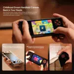 Tre immagini del AYANEO Pocket Micro tenuto in mano, che mostrano le sue dimensioni compatte e il design ispirato al retrò. Il testo lo descrive come una "Console portatile da sogno dell'infanzia" con funzionalità come impugnatura migliorata, layout a doppio joystick e capacità di gioco in movimento. Le dimensioni del dispositivo sono elencate come 156 x 63 x 18mm, con un peso di 233g.