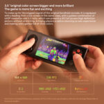 Una persona che tiene il AYANEO Pocket Micro, mostrando un vivace gioco in stile retrò sul suo schermo da 3,5". Il testo descrive le caratteristiche dello schermo, inclusa la risoluzione 960x640, 330 PPI e il rapporto d'aspetto 3:2. Una tabella sottostante elenca ulteriori specifiche dello schermo.