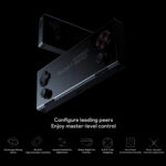 Un elegante dispositivo portatile da gioco nero chiamato AYANEO Pocket Micro mostrato di lato, evidenziando il suo profilo sottile e la disposizione dei pulsanti. Sotto ci sono icone che rappresentano varie funzioni come mira con giroscopio, joystick ad alta precisione e opzioni di personalizzazione dei pulsanti.