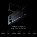 Un elegante dispositivo portatile da gioco nero chiamato AYANEO Pocket Micro mostrato di lato, evidenziando il suo profilo sottile e la disposizione dei pulsanti. Sotto ci sono icone che rappresentano varie funzioni come mira con giroscopio, joystick ad alta precisione e opzioni di personalizzazione dei pulsanti.