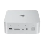 Beelink GTi14 Ultra mini PC:n etukuva. Hopeanvärinen neliön muotoinen laite, jossa on pyöristetyt reunat. Näkyvissä olevat portit ovat USB, SD-korttipaikka, USB-C ja ääniliitäntä. Beelink-logo päällä. Virtapainike LED-ilmaisimella oikealla puolella.