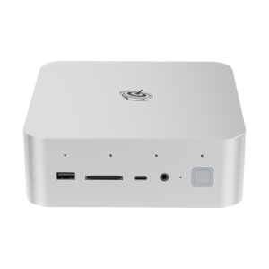 Vista frontale del mini PC Beelink GTi14 Ultra. Dispositivo quadrato argento con bordi arrotondati. Porte visibili includono USB, slot per scheda SD, USB-C e jack audio. Logo Beelink sulla parte superiore. Pulsante di accensione con indicatore LED sul lato destro.
