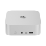 Il mini PC Beelink SER8 in argento è un dispositivo compatto e quadrato con angoli arrotondati. Il pannello frontale presenta un pulsante di accensione, porte USB e un jack audio. La vista laterale evidenzia il suo elegante chassis in metallo. Il logo è esposto in modo prominente sulla superficie superiore. Il prodotto misura circa 135mm x 135mm x 50mm.