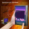 GPD Pocket 4 portatile che mostra il suo display touchscreen LTPS da 8,8 pollici con rotazione di 180° per la modalità tablet. Le caratteristiche principali includono risoluzione 2560x1600, densità di pixel di 343 PPI, luminosità di 500 nits, frequenza di aggiornamento di 144Hz, rapporto d'aspetto 16:10, gamma di colori DCI-P3 al 97% e calibrazione del colore Pro ICC per una visualizzazione precisa.
