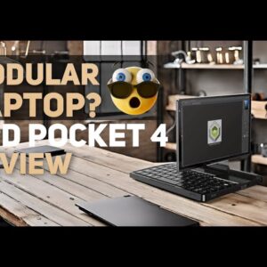 Immagine che mostra un laptop modulare, il GPD Pocket 4, su una moderna scrivania in legno in uno spazio di lavoro in stile industriale. La sovrapposizione di testo recita 'Laptop modulare? Recensione GPD Pocket 4' con un'emoji espressiva che mostra sorpresa, evidenziando il design modulare unico del dispositivo.
