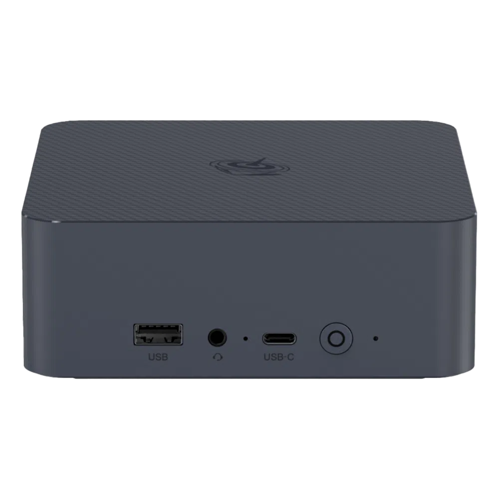 Přední pohled na kompaktní počítač Beelink EQI12 Mini PC v tmavě šedé barvě. Je vybaven portem USB-A, 3,5mm konektorem pro sluchátka, portem USB-C a tlačítkem napájení. Kryt má na horní straně texturovaný design s kruhovým logem.