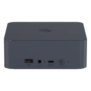 Kompaktin Beelink EQI12 Mini PC:n etukuva tummanharmaana. Siinä on USB-A-portti, 3,5 mm:n kuulokeliitäntä, USB-C-portti ja virtapainike. Kotelon yläosassa on kuvioitu muotoilu ja pyöreä logo.  