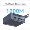 Boční pohled na miniaturní počítač Beelink se dvěma ethernetovými kabely připojenými ke dvěma portům LAN, z nichž každý může dosahovat rychlosti 1000 Mb/s. Dva porty umožňují oddělit interní a externí sítě, což zvyšuje zabezpečení dat a podporuje robustní správu sítě.