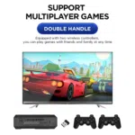Un'immagine che mostra lo stick da gioco GD10-PLUS con supporto per giochi multiplayer. Ci sono due controller wireless chiamati "double handle" per giocare comodamente con amici e famiglia. Sullo schermo della TV c'è un gioco di corse, che ti fa capire quanto è coinvolgente l'esperienza.