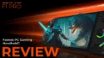ONEXPLAYER F1 Pro pihuarvuti reklaamkujutis. Seadme ekraanil on kujutatud fantaasiateemaline mäng, kus on kujutatud helendava mõõgaga sõdalane, kes seisab pimedas metsas silmitsi koletisliku olendiga. Taustal on oranžikas toonides liikumishäire efekt, mis rõhutab kiirust. Tekstis on paksude oranžide tähtedega kirjas "Kiireim arvutimängude pihuarvuti?" ja "REVIEW".