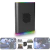 Der ONEXGPU 2 wird vertikal mit lebendiger RGB-Beleuchtung um seine Basis präsentiert, begleitet von Lifestyle-Aufnahmen darunter, die seine Verwendung in Gaming-Setups zeigen, verbunden mit verschiedenen Handheld- und Laptop-Geräten.