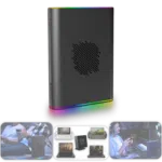 L'ONEXGPU 2 mostrato in verticale con una vivace illuminazione RGB intorno alla base, accompagnato da immagini lifestyle sotto che mostrano il suo utilizzo in configurazioni di gioco, collegato a vari dispositivi portatili e laptop.