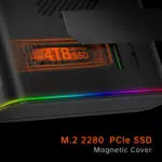 Primo piano del dispositivo ONEXGPU che mostra la sua copertura magnetica per un SSD M.2 2280 PCIe, con uno slot SSD da 4TB evidenziato in arancione con una sottile illuminazione RGB lungo i bordi del dispositivo