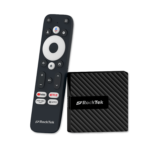 Box TV RockTek GB1 Android mostrato insieme al suo telecomando dedicato. Il dispositivo compatto ha un design elegante e strutturato. Il telecomando presenta un pad di navigazione circolare, un pulsante per il controllo vocale e pulsanti dedicati per servizi di streaming popolari come YouTube, Netflix e Prime Video, insieme a un pulsante 'Apps' per l'accesso rapido alle applicazioni installate