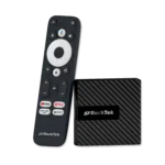 RockTek GB1 Android TV-boksi ja sen oma kaukosäädin. Kompaktissa laitteessa on tyylikäs, kuvioitu muotoilu. Kaukosäätimessä on pyöreä navigointinäppäin, ääniohjauspainike ja omat painikkeet suosituille suoratoistopalveluille, kuten YouTubelle, Netflixille ja Prime Videolle, sekä "Apps"-painike, jolla pääsee nopeasti käsiksi asennettuihin sovelluksiin.