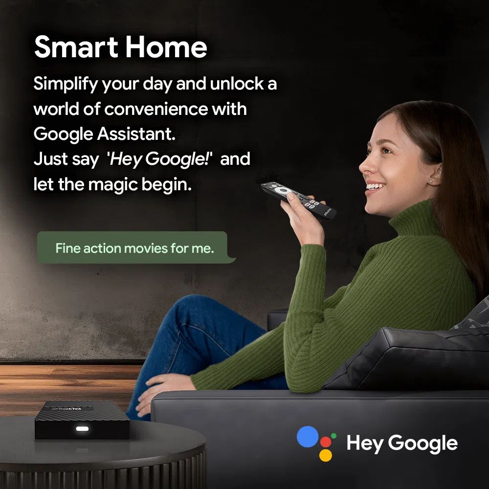 Kompatibilita Smart Home televizoru RockTek GB1 se systémem Android a službou Google Assistant. Uživatel komunikuje s dálkovým ovladačem a ilustruje funkci hlasových příkazů vyslovením "Hey Google" pro optimalizovaný hands-free zážitek při vyhledávání obsahu a ovládání chytrých domácích zařízení.