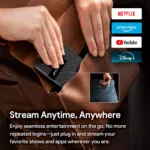 RockTek GB1 Android -televisioboksin ja sen plug-and-play-ominaisuuden esittely ulkona telttaillessa RockTek GB1 -televisioboksin kanssa. Isä ja lapsi katselevat hevosella ratsastavaa astronauttia esittävää valkokangasta, joka osoittaa laitteen tarjoaman upean visuaalisen kokemuksen erilaisilla näytöillä, kuten TV-näytöillä, projektoreilla ja kannettavilla näytöillä.