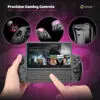 GPD WIN 4 (2025) esitleb oma Precision Gaming Controls'i, mis on loodud kaasahaaravaks ja mitmekülgseks mängukogemuseks. Peamised esiletõstmised on järgmised: ALPS 3D Joystickid L3/R3 toega, mis tagavad täpse ja tundliku mängimise. L1/R1 päästikud, millel on kohandatav RGB-valgustus, mis lisab stiili ja funktsionaalsust. 2 programmeeritavat taganuppu ergonoomilise 27-kraadise nurga all, et tagada sujuv juurdepääs intensiivsete mängusessioonide ajal. Pildil on rõhutatud ka üles lükatav QWERTY-klaviatuur, mis sobib ideaalselt vestlemiseks ja multitaskinguks mängus, koos Assassin's Creed Valhalla't ja põhjalikku mängude raamatukogu näitava elava ekraaniga. Silt tugevdab täiustatud juhtimissuutlikkust, mis teeb seadmest ideaalse kaasaskantava mängukaaslase.
