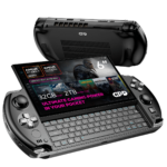Lähikuva GPD WIN 4:stä (2025), jossa on AMD Ryzen 7 8840U -prosessori ja AMD Radeon 780M -grafiikkapiiri. Laite sisältää 32 Gt LPDDR5x RAM-muistia ja 2 Tt NVMe SSD -tallennustilan. Tyylikäs muotoilu esittelee sen 6" Gorilla Glass kosketusnäyttöä, jossa on kompakti liukuva näppäimistö. Korostetussa tekstissä lukee: "Ultimate Gaming Power in Your Pocket".