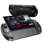 GPD-WIN-4-2025-LISTING-32-2-8840U-01 - DROIX EU Lähikuva GPD WIN 4:stä (2025), jossa on AMD Ryzen 7 8840U -prosessori ja AMD Radeon 780M -grafiikkapiiri. Laite sisältää 32 Gt LPDDR5x RAM-muistia ja 2 Tt NVMe SSD -tallennustilan. Tyylikäs muotoilu esittelee sen 6" Gorilla Glass kosketusnäyttöä, jossa on kompakti liukuva näppäimistö. Korostetussa tekstissä lukee: "Ultimate Gaming Power in Your Pocket".