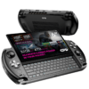 De GPD WIN 4 (2025) is uitgerust met een high-end AMD Ryzen AI Pro 9 HX 370-processor in combinatie met AMD Radeon 890M Graphics. Hij bevat 32GB LPDDR5x RAM en een enorme 4TB NVMe SSD opslagruimte. Het 6-inch Gorilla Glass touchscreen en het uitschuifbare QWERTY-toetsenbord benadrukken het compacte ontwerp voor gaming en productiviteit. Tagline: "Ultimate Gaming Power in Your Pocket.