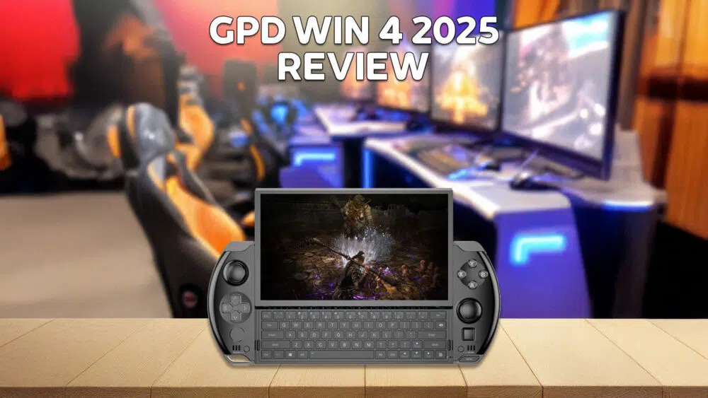Uma imagem do modelo GPD WIN 4 2025, que mostra o seu dispositivo de jogo portátil compacto com um teclado físico e controlos de jogo integrados. O dispositivo é apresentado contra uma superfície de madeira em primeiro plano, com uma configuração de jogo desfocada com vários monitores e cadeiras de jogo em segundo plano. O texto "GPD WIN 4 2025 REVIEW" é colocado em destaque na parte superior da imagem.